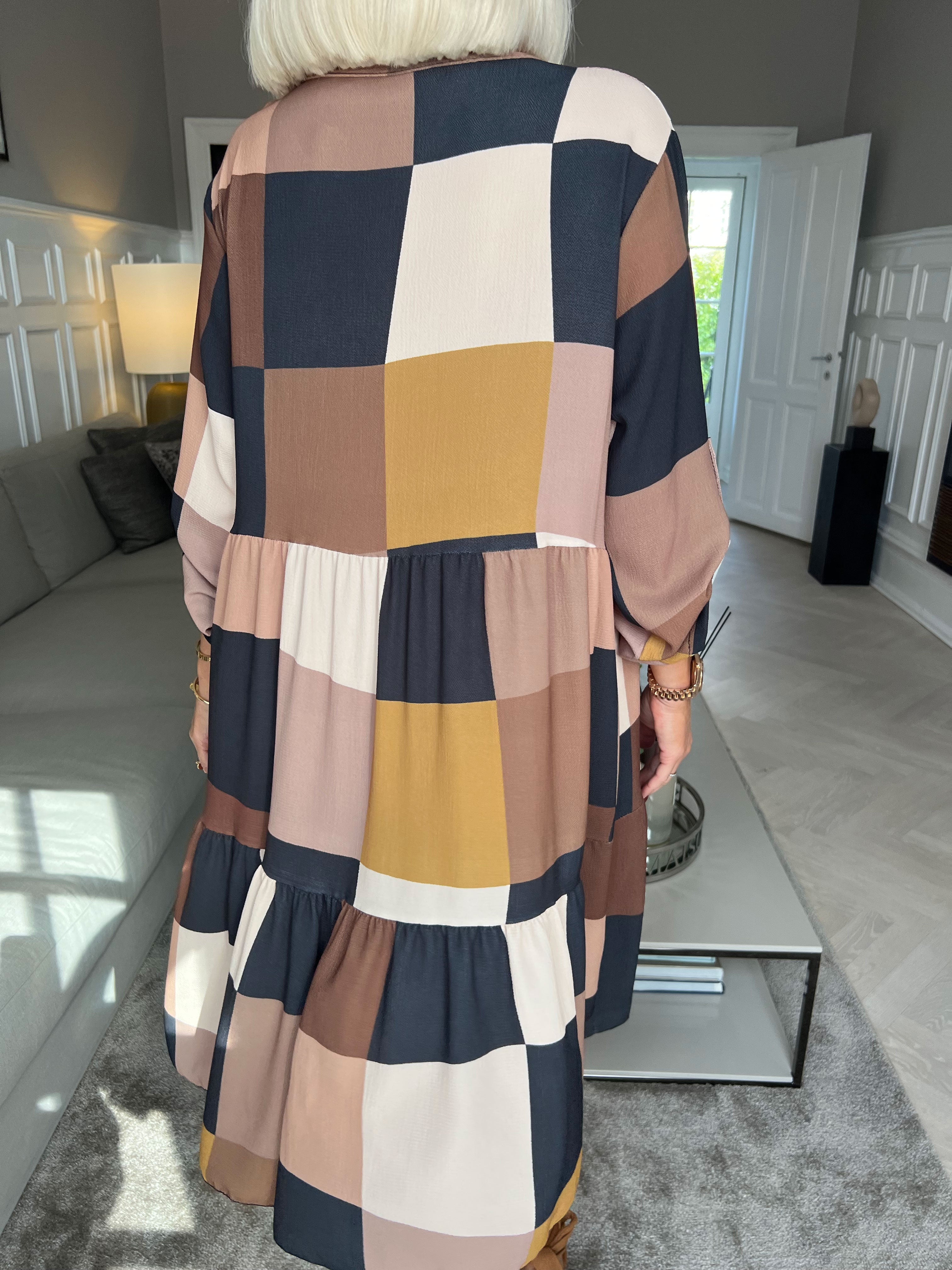 Vanesa Layer Dress - Ternet flerfarvet med flæser forneden